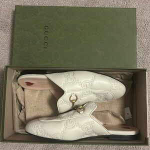Lightly worn women’s Gucci shoes